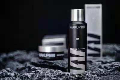 頭發如何保持干爽蓬松？暢醒噴霧發蠟給你答案